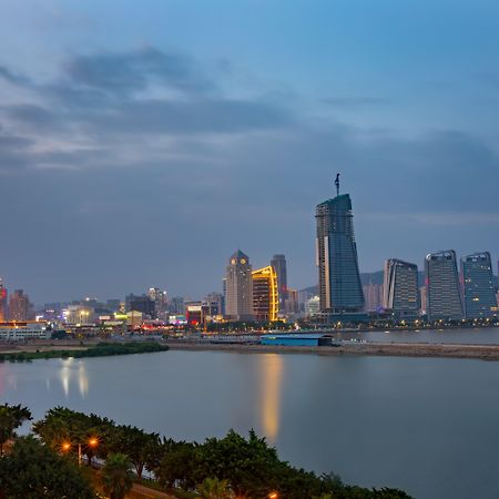 Hotel Crowne Plaza Macau By Ihg Exterior foto Nanhai skyline