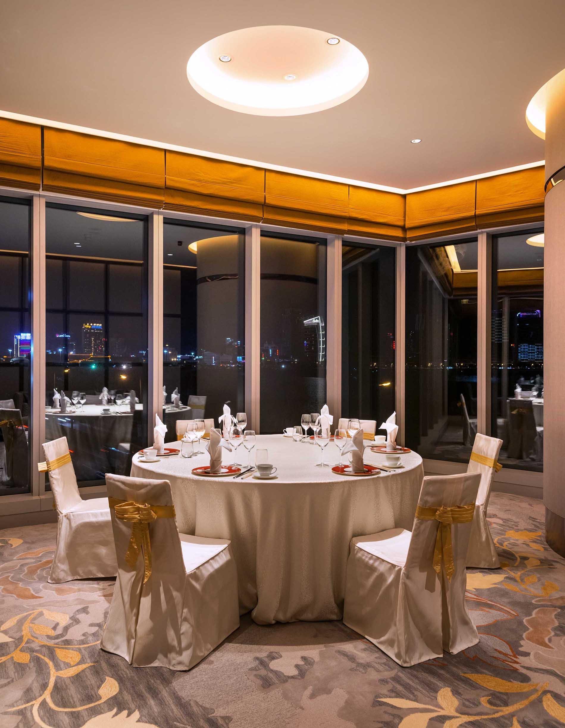 Hotel Crowne Plaza Macau By Ihg Exterior foto The Club Lounge at the 39th floor