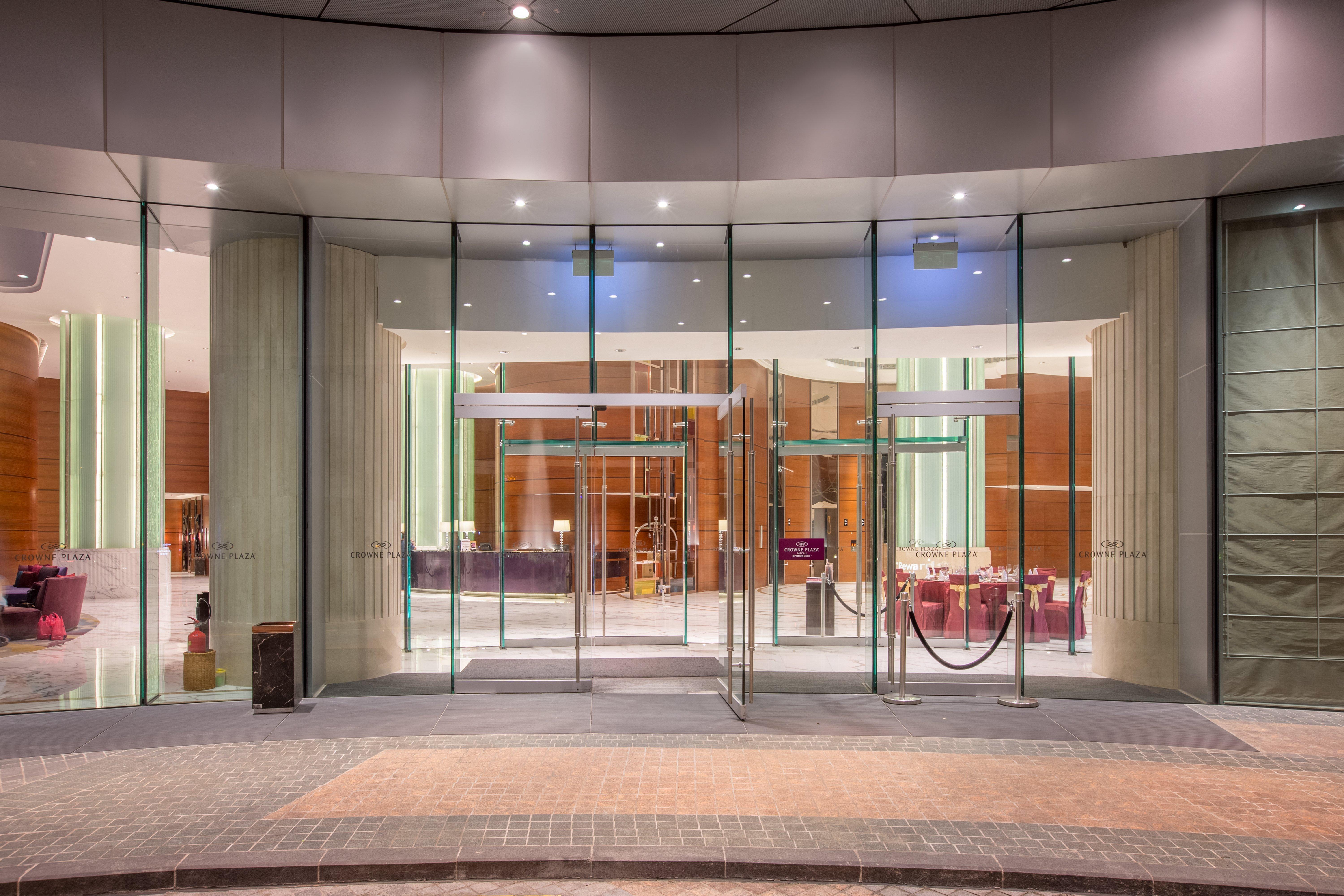 Hotel Crowne Plaza Macau By Ihg Exterior foto Entrance to the hotel