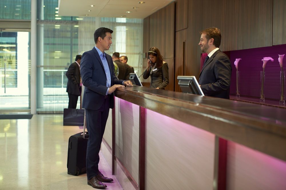 Hotel Crowne Plaza Macau By Ihg Exterior foto A hotel receptionist