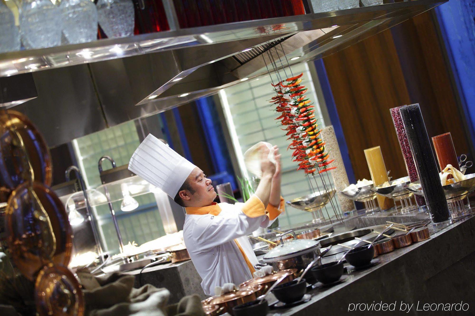 Hotel Crowne Plaza Macau By Ihg Exterior foto A chef preparing food at the hotel