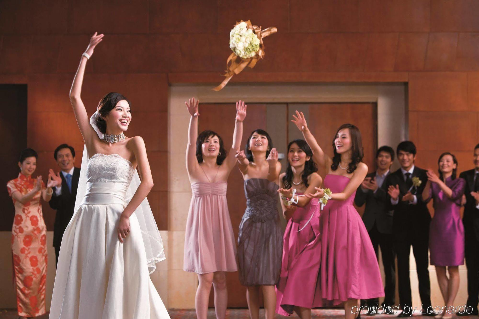 Hotel Crowne Plaza Macau By Ihg Exterior foto A bride throwing her bouquet